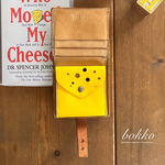 開けたらチーズ🧀の本革二つ折り財布