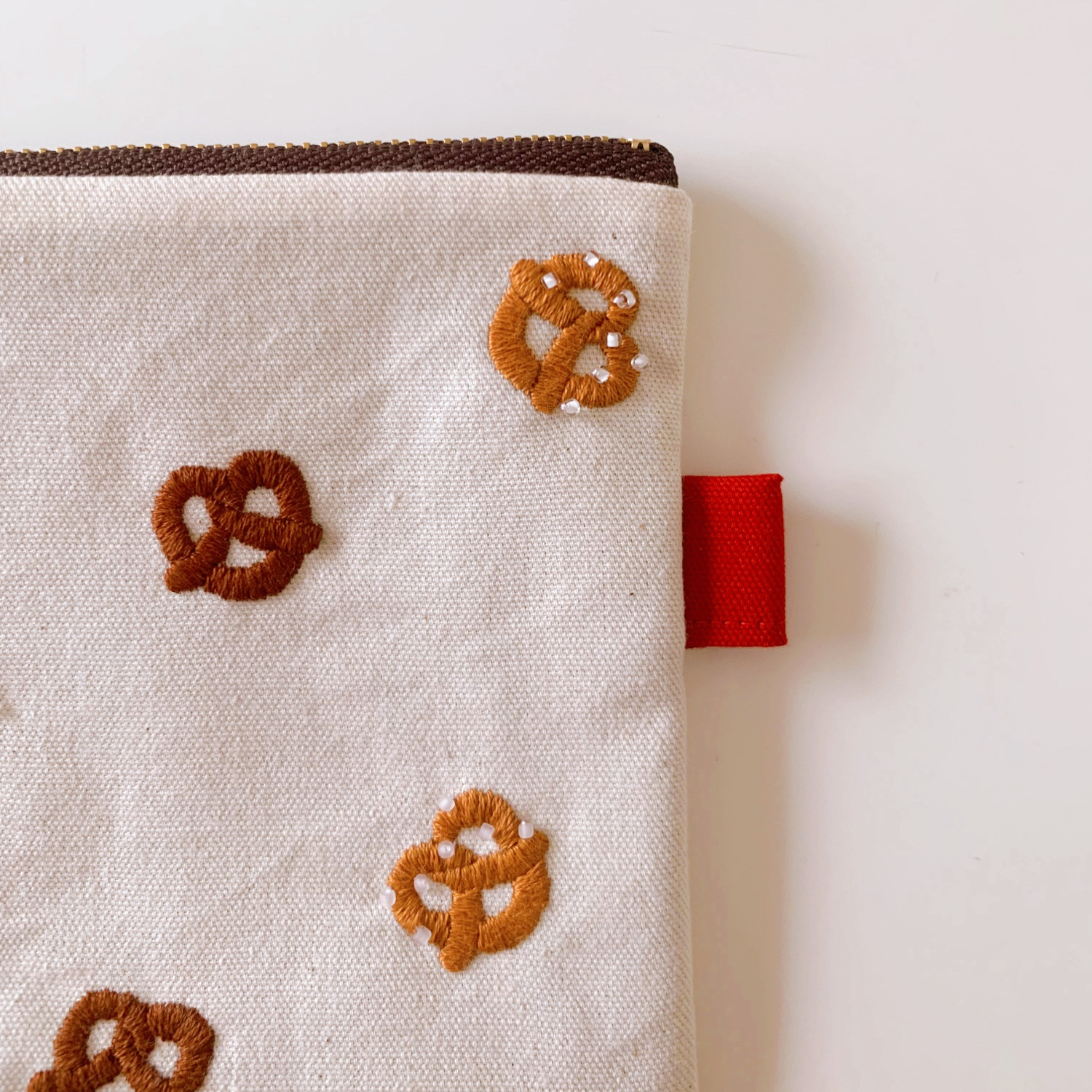 LUDLOW ラドロープレッツェル刺繍ポーチ オレンジ LUDLOW ラドロープレッツェル刺繍ポーチ オレンジ