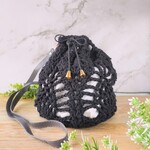 《一点物》オールシーズン使える　パイナップル編みの巾着ショルダー 巾着バッグ ポシェット ショルダーバッグ かぎ針編み  ꕤ︎︎ブラック 黒