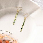 グリーン螺鈿のスティックピアスイヤリングGreen mother-of-pearl pierced earrings 【1473】#シェル　秋　男性の方にもおすすめ