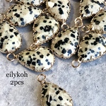 【再販】2個/ダルメシアン　ジャスパー　ゴールドフレーミング　ドロップ　天然石チャーム　CH272