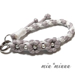 【送料無料】モノトーンフラワーのスマホストラップ