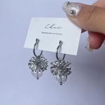 " volume flower(シルバー) "  ピアス　イヤリング　お花　フラワー　クリア　オーロラ　ガラスビーズ　花火　浴衣　クリスタルガラス　金属アレルギー対応