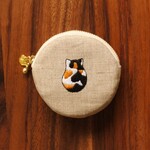 「三毛猫のみーちゃん」後ろ姿と肉球のリネン刺繍丸ポーチ（リネンの色：ナチュラル）