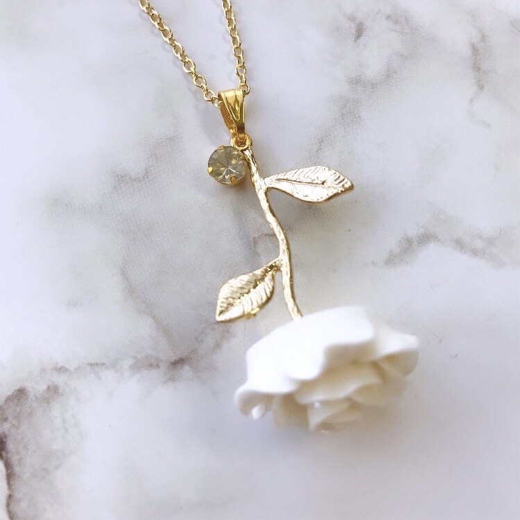 可憐に彩る薔薇のネックレス ガーリー系 フェミニン系 バラ ネックレス パール調 チョーカー