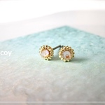 神秘的なひと粒ビジューのスタッドピアス❇︎ / チタンピアス / イヤリング / オーロラ / 小ぶり / シンプル