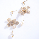 やさしく揺れるお花ピアス　イヤリング　春色　和装　淡色アクセサリー　ディップフラワー