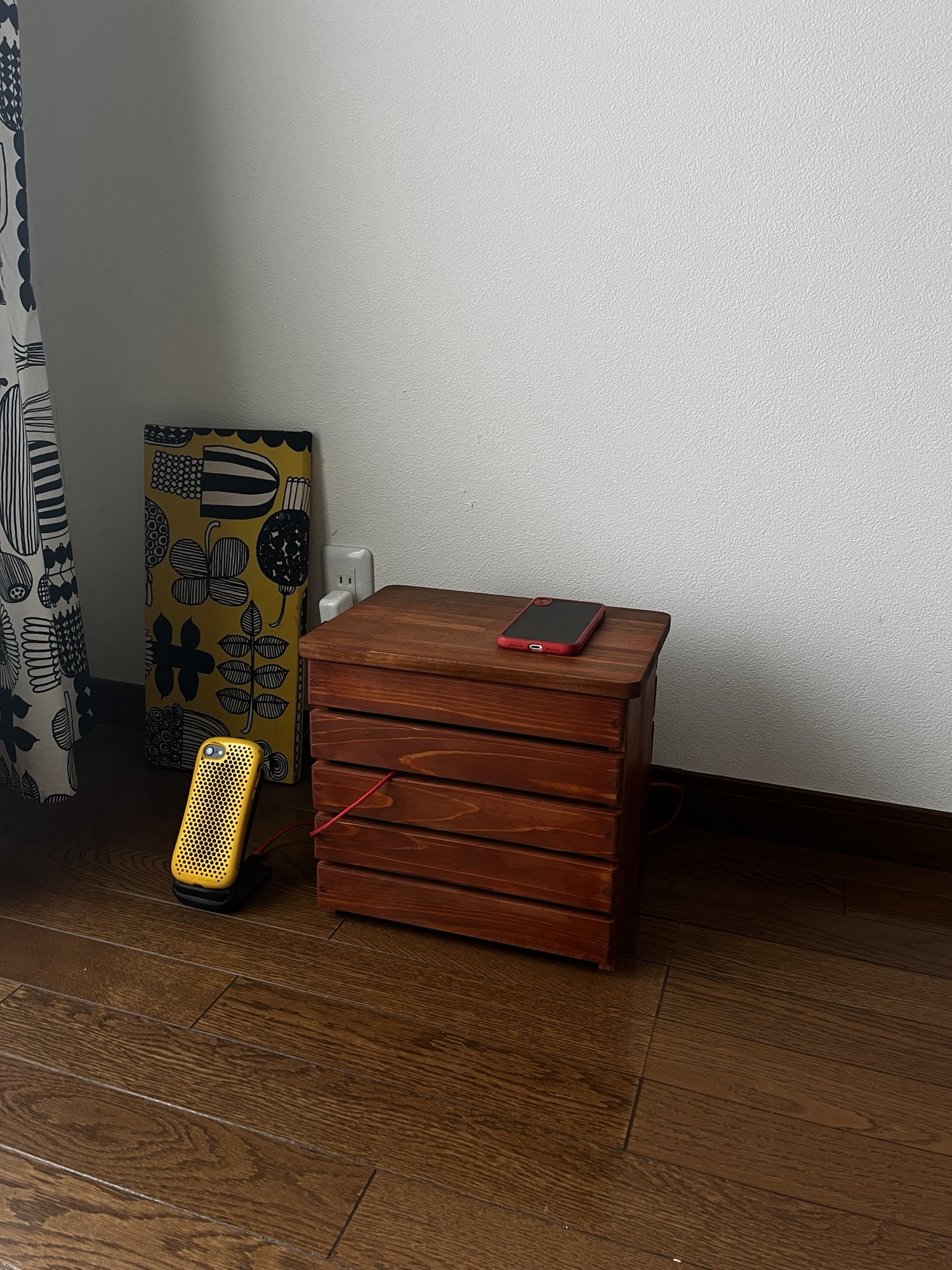 新作ハンドメイドマイルド色扉付きナイトテーブル、サイドテーブル