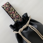 再3)合皮 刺繍リボンワンハンドル巾着