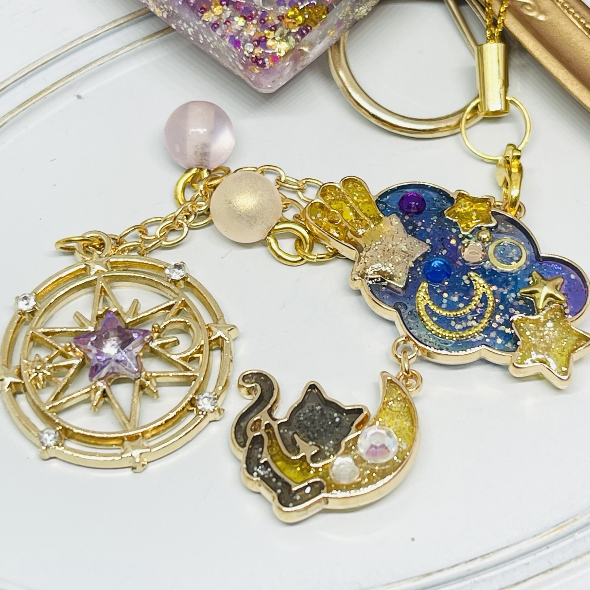 レジン✧シャカシャカキーホルダー♡月と星が踊る夏の夜空から黒猫が