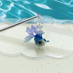 シンプルな金魚と泡のかんざし　涼しい青