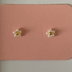小粒シリーズ　ピアス3mm花　ホワイト&ゴールド（ノンホールピアス変更可）