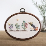 ペンギン、夏野菜を育てる　手刺繍ファブリックパネル　［受注制作］