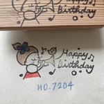スタンプ　No. 7204 happy birthday ラッパを吹く女の子