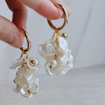 フラワーアクセサリー　お呼ばれコーデ　ブライダルアクセサリー　二次会　フラワーピアス　ブライダルピアス　ブライダルイヤリング　ピアス　大人ピアス　揺れるピアス　花嫁アクセサリー