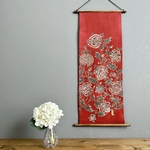 帯のタペストリー　深い赤に更紗の花　着物リメイク インテリア　掛け軸 　和モダン　和室　Kimono Tapestry Kakejiku  ギフト　縁起物　古民家　おしゃれ　壁飾り