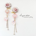 💗 pink amber series ✵   薔薇園に舞う蝶とメタルタッセルの耳飾り  ピアス ・ イヤリング   大ぶり くすみカラー フロストタイプ