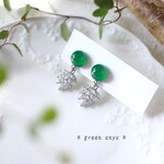 ＊美しいグリーンオニキスと煌めくリーフの繊細なスタッドピアス＊サージカルステンレス＊イヤリングに変更可能＊CZ