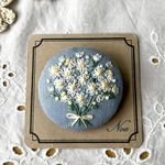 ふんわりホワイトブーケ　刺繍ブローチ