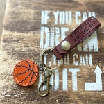 バスケットのキーホルダー　ヌメ革本革オイルレザー　basketball ストラップ