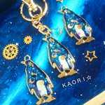 宙を飲みこんだペンギン。レジン キーホルダー