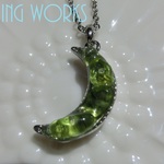 ＧＲＥＥＮ　MOONネックレス　８月誕生石ペリドット使用