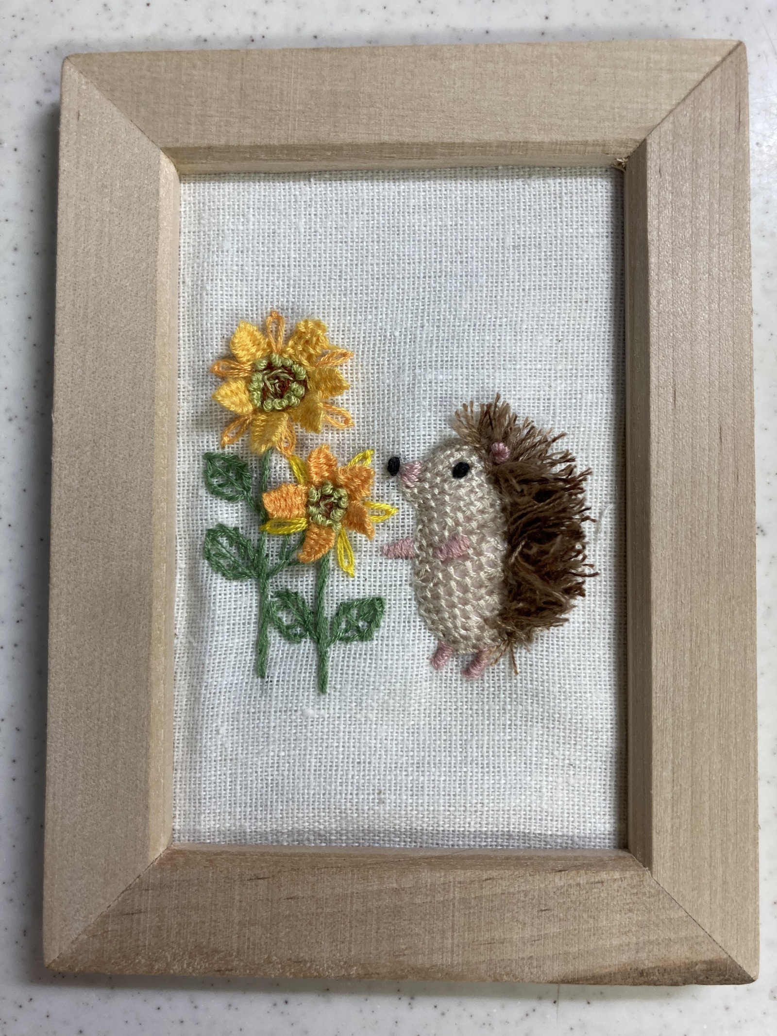 可愛いハリネズミと黄色いお花の立体刺繍 - ぼぼばあちゃんの刺繍館