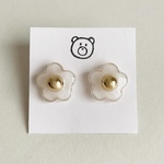 おはじきみたいなお花のイヤリング/ピアス　ホワイト🤍