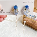 ピアス　球体　揺れるツブツブ　春夏　ブルー　レジン　レジンピアス　レジンアクセ　レジンアクセサリー　球体ピアス　ドライフラワー　ドライフラワーアクセ　