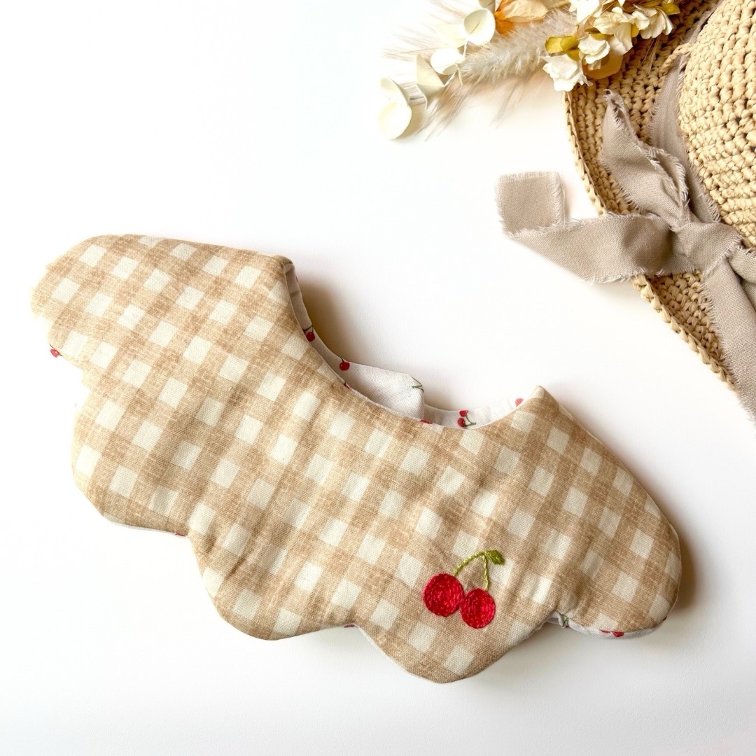 ふわふわ吸収力のあるガーゼのスタイ さくらんぼのワンポイント 刺繍