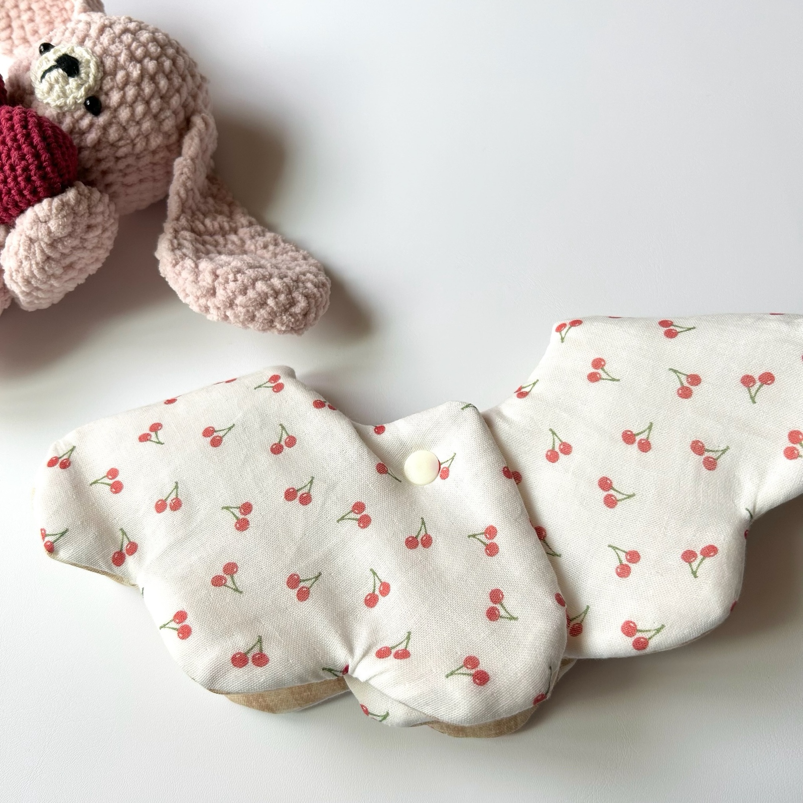 ふわふわ吸収力のあるガーゼのスタイ さくらんぼのワンポイント 刺繍