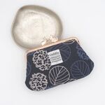北の模様帖紫陽花刺繍ネイビーうさぎがま口ポーチ　