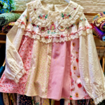 ピンクのチェックの花のプリントの上着は長袖のゆったりした大きいサイズの春秋を刺繡します