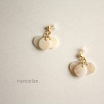 重なるラウンドシェルピアス