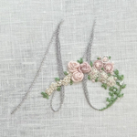 お花とアルファベットの刺繍キット　M　グレー系