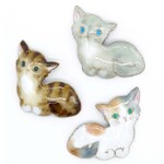 香箱座り風の猫の七宝焼ブローチ【受注製作】
