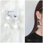 ホワイト　フラワー　シルバー　ロング　ハンドメイド　ピアス イヤリング チタンピアス　樹脂ピアス　夏ピアス　シンプル