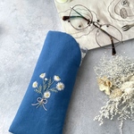 ▷新作 花束刺繍の布メガネケース ～ オリエンタルブルー ～