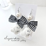 【再販】 flocky doll ✵ チェックリボンと白い犬の耳飾り  《  ビションフリーゼ 》ピアス ・ イヤリング   モノトーン