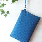 フラットポーチ　クラッチバッグ風　母子手帳・お薬手帳入れにも  ブルーの幾何学柄
