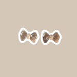 小粒アクセサリー リボン ベージュ ラメ レジン 【イヤリング・ピアス】