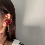 【再販7】【片耳用】紙薔薇が咲きほこる　イヤーカフ　ゆらゆら　蝶々　左耳　「情熱・愛情・美」