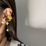 【再販3】【木の紙】【片耳用】紙薔薇が咲きほこる　イヤーカフ　ゆらゆら　蝶々　左耳