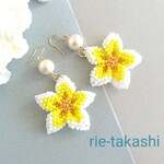 ビーズステッチのプルメリアの花とコットンパールが揺れる夏ピアス     