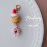 いちごカップケーキとお花ドーナツのチャーム   ✽          ミニチュアスイーツ/フェイクスイーツ/食品サンプル