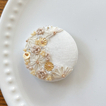 ビーズ刺繍くるみボタン（ヘアゴム/ブローチ）