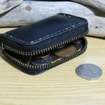 ブラック×ディープブラウンのミニファスナーコインケース
