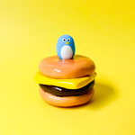 チーズバーガーを流氷とまちがえているペンギンのリングスタンド