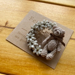 刺繍糸で編む  小さなくまと白い花のブローチ