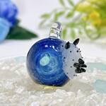 PU19［ゴマフビロード］宇宙に宿るガラスのウミウシ［ペンダント］